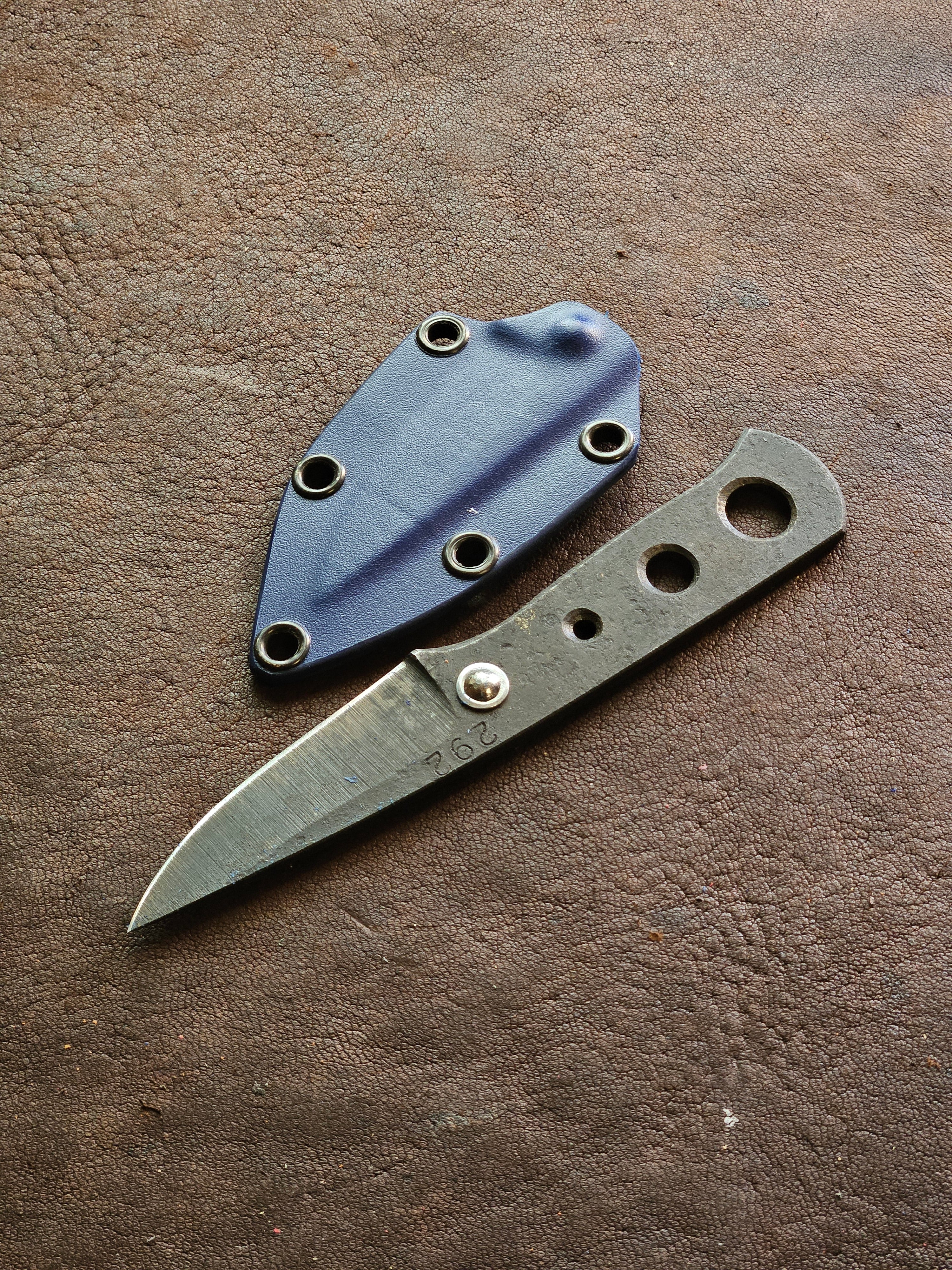 Rivet Locks – Hot Metal Knives